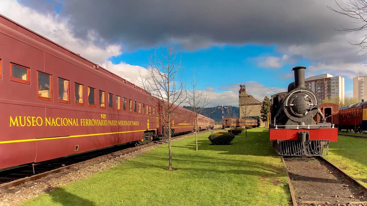 Locomotora y carros antiguos en exhibición en el museo ferroviario de Temuco