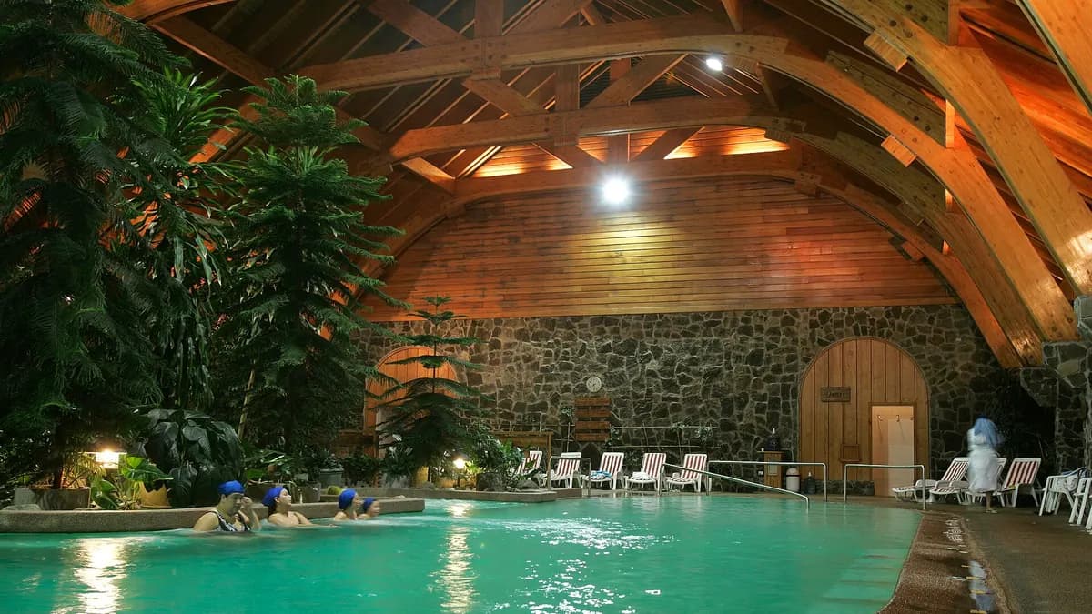 Piscina de agua termal bajo una cubierta de madera en el complejo de Puyehue