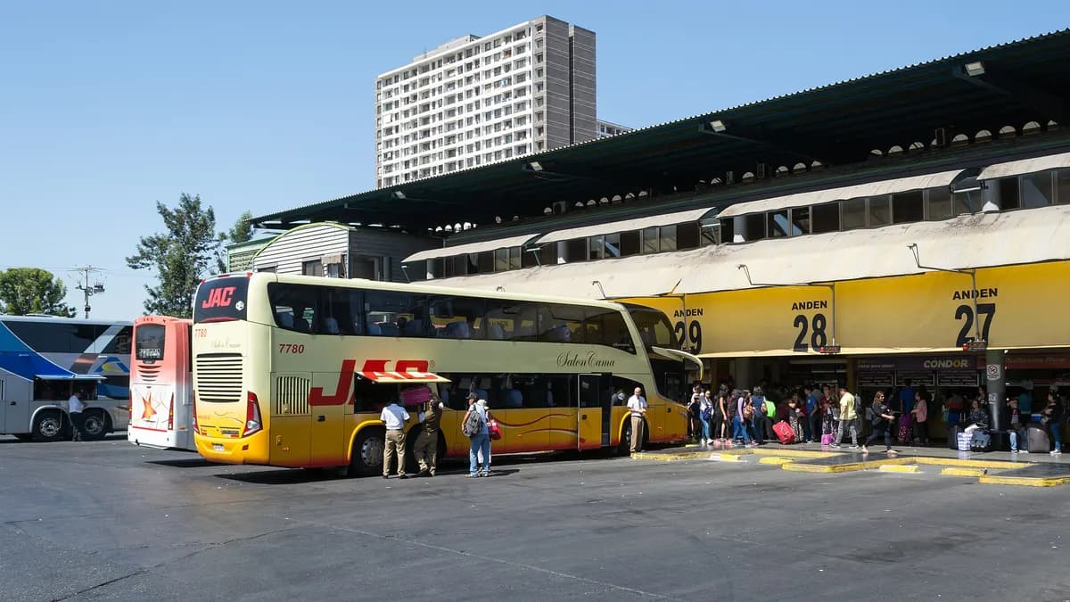Andenes del Terminal de Buses Santiago en Estación Central con buses estacionados