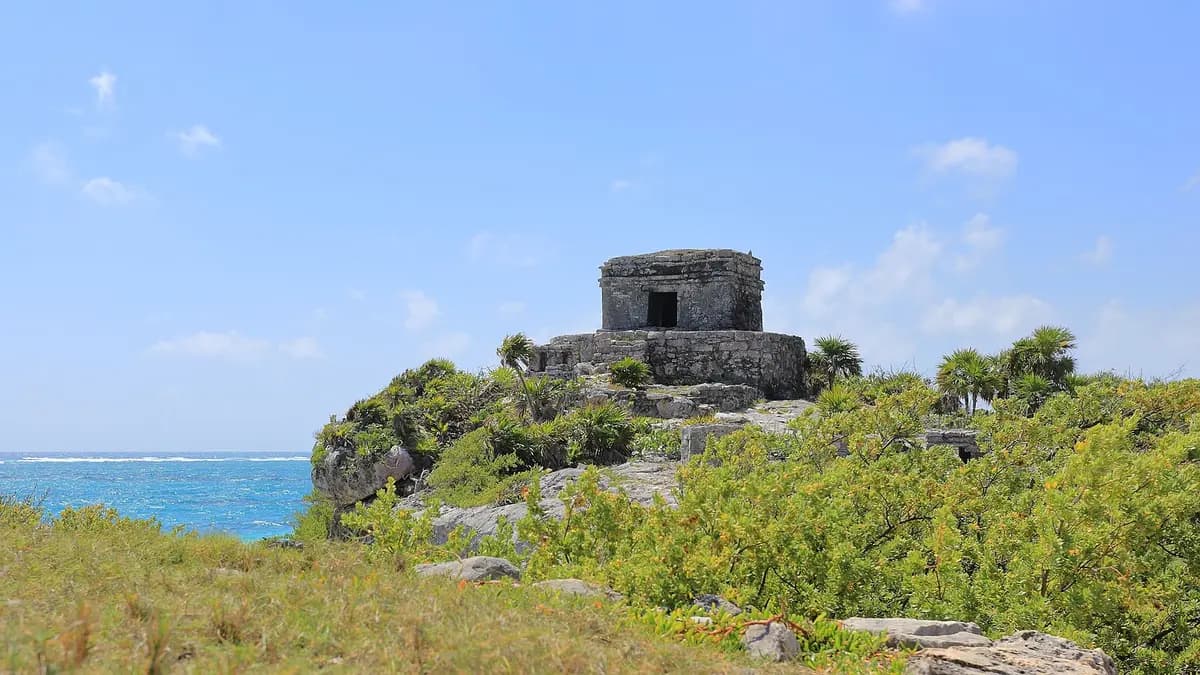 Templo del Dios del Viento de Tulum sobre un acantilado junto al mar Caribe