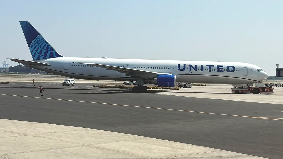Boeing 767 de United Airlines en la losa del aeropuerto de Newark