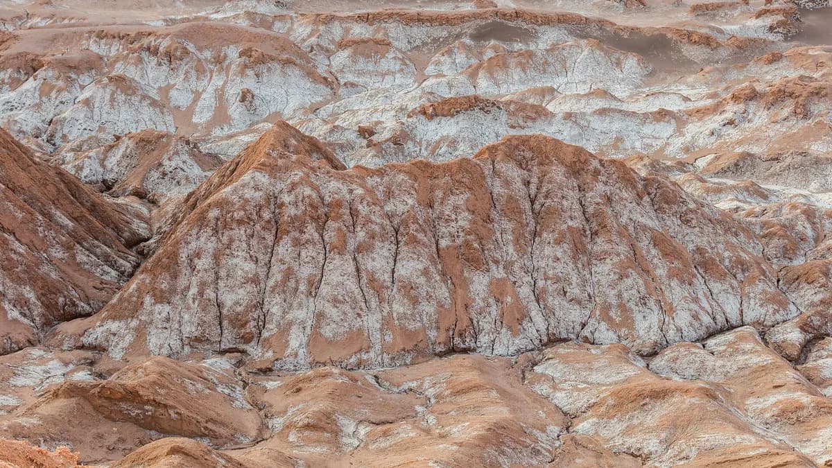 Pliegues salinos y arcillosos bajo el cielo del desierto de Atacama