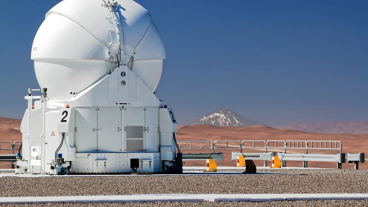 Cumbre blanca del Llullaillaco sobre el desierto bajo cielo azul sin nubes