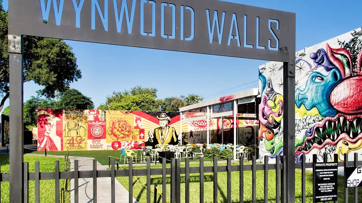 Entrada de Wynwood Walls en Miami con murales de colores detrás de la reja
